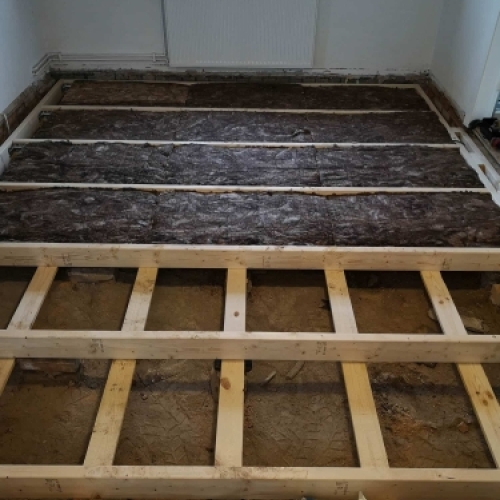 Renovering af gulv med ny trækonstruktion og isolering