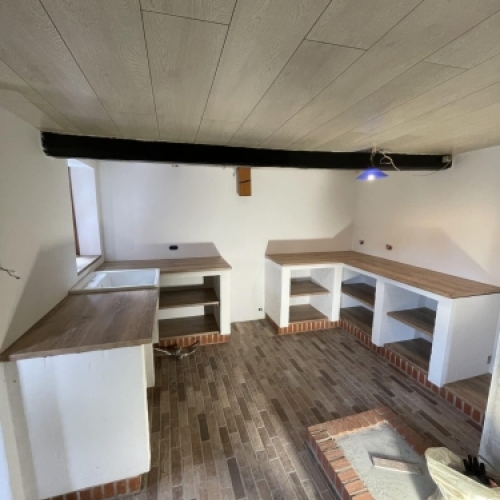 Renovering af køkken med ny indretning, bordplader og klinkegulv