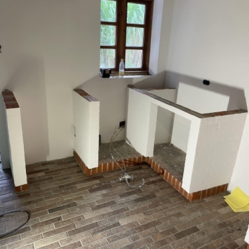 Renovering af køkken under opbygning med murede elementer og klinkegulv