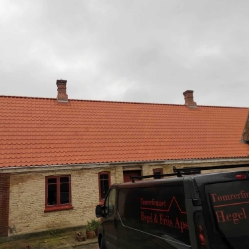 Renovering af tag med nye tagsten på murstensbygning