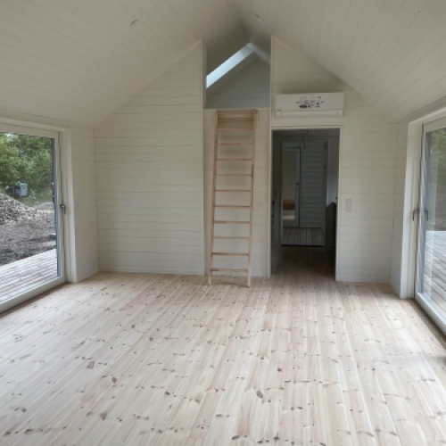 Renovering af loftrum med nyt trægulv, ovenlys og store vinduespartier