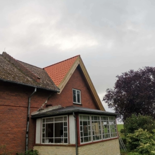 Tagrenovering på murstenshus med nyt tag på gavl og ældre tagflade ved siden af