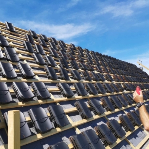 Tagrenovering med nye tagsten og tagdækning på større tagflade