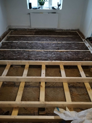 Renovering af gulv med ny trækonstruktion og isolering