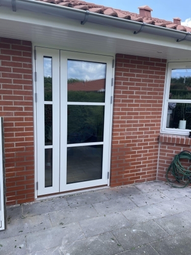 Montering af døre og vinduer i murstenshus med ny yderdør og sideparti