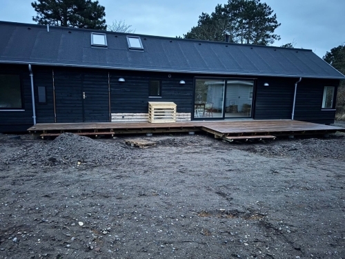 Opbygning af træterrasse ved bolig med stor terrasse langs facaden