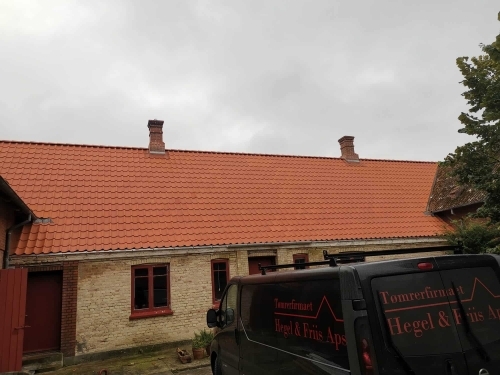 Renovering af tag med nye tagsten på murstensbygning