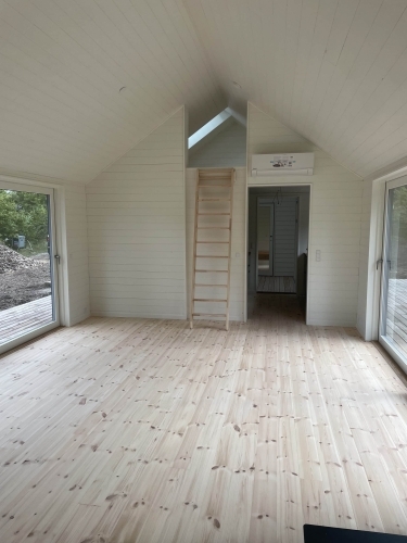 Renovering af loftrum med nyt trægulv, ovenlys og store vinduespartier