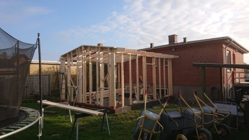 Tilbygning i træ under opførelse på hus med ny trækonstruktion